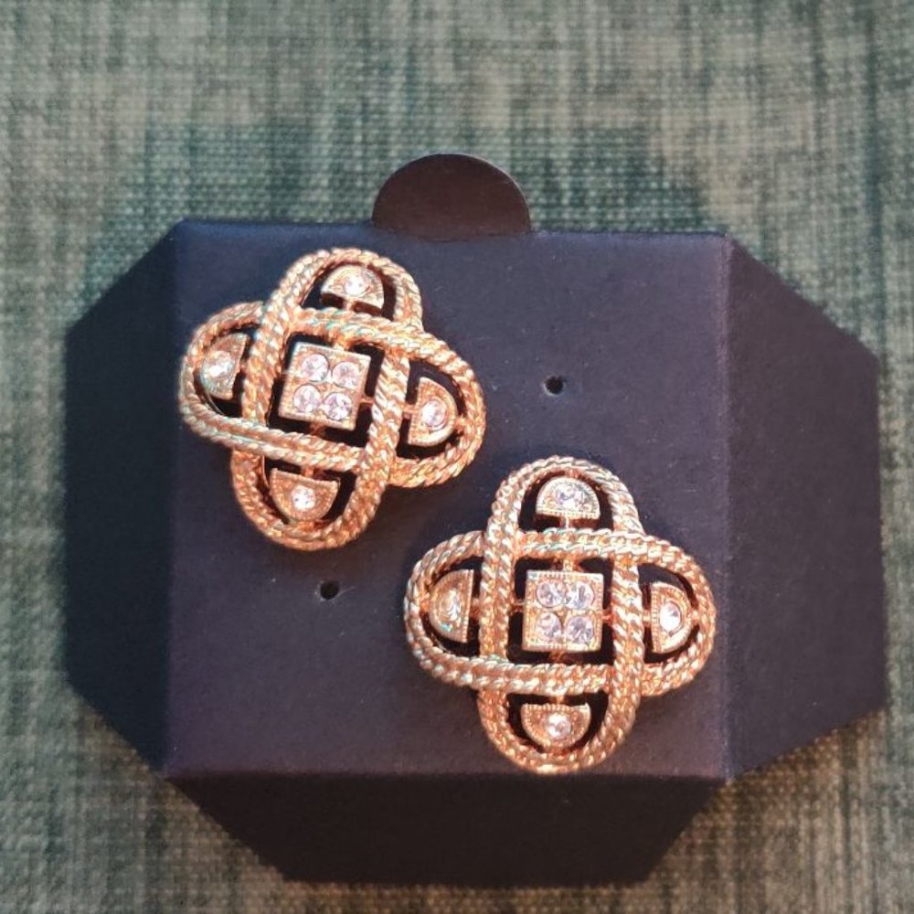 Beautiful design Gold-tone pierced earrings. - Picture 4 of 4